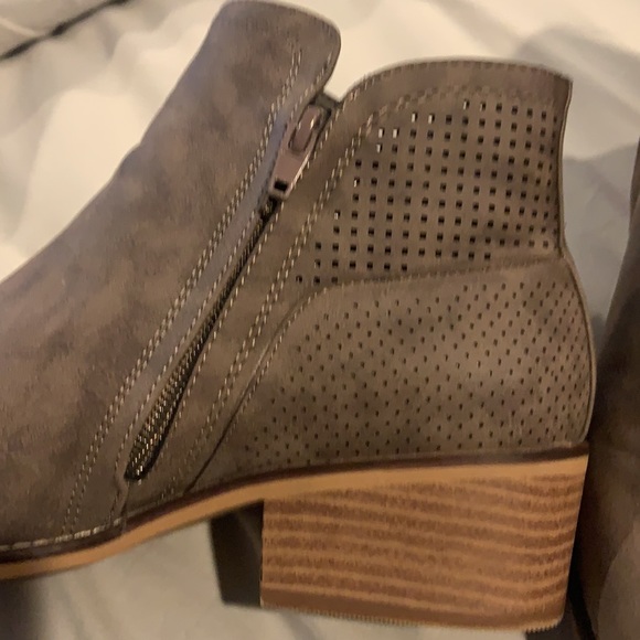 Madden girl booties size 9 - Picture 3 of 6